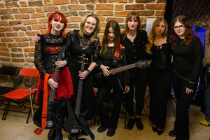 Koncert: SM Rock - Backstage - uczniowie przygotowują się do występu na scenie.