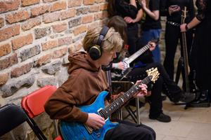 Koncert: SM Rock - Backstage - uczniowie przygotowują się do występu na scenie.