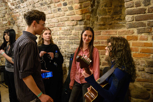 Koncert: SM Rock - Backstage - uczniowie przygotowują się do występu na scenie.