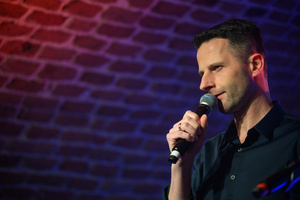 Koncert: SM Rock - Konferansjer Sebastian Szafarz wita publiczność ze sceny.