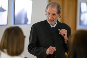 Wystawa: Rozważania nad istotą czasu - Autor Marek Kucharczyk rozmawiający z gośćmi wernisażu.