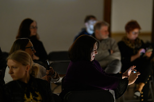 Wystawa: Rozważania nad istotą czasu - Publiczność podczas przemowy na otwarcie.