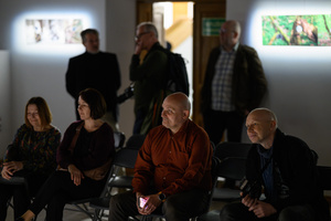 Wystawa: Rozważania nad istotą czasu - Publiczność podczas przemowy na otwarcie.