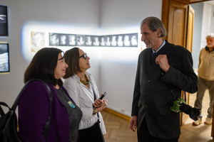 Wystawa: Rozważania nad istotą czasu - Autor Marek Kucharczyk w trakcie rozmowy z gośćmi wernisażu.