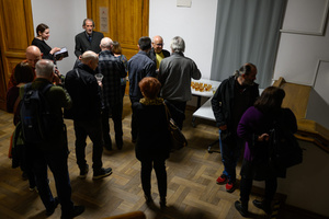 Wystawa: Rozważania nad istotą czasu - Autor Marek Kucharczyk podpisujący album, wśród publiczności.