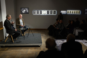 Wystawa: Rozważania nad istotą czasu - Autor Marek Kucharczyk i Tomasz Sobczak w trakcie spotkania.