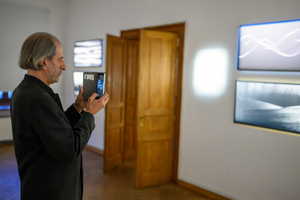 Wystawa: Rozważania nad istotą czasu - Autor Marek Kucharczyk dokumentujący swoją wystawę.