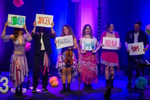 Koncert: Lor - Na scenie zespół Lor przedstawiający się publiczności kartkami z imionami