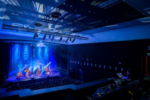 Koncert: Lor - Na scenie występujący zespół Lor z perspektywy balkonu