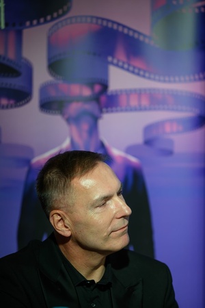 Konferencja prasowa 40. Tarnowskiej Nagrody Filmowej - Tomasz Kapturkiewicz przysłuchujący się wypowiedziom prelegentów