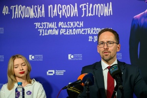 Konferencja prasowa 40. Tarnowskiej Nagrody Filmowej - Prezydent Tarnowa Jakub Kwaśny przybliżający sylwetkę Laureata Nagrody za całokształt - Marka Kondrata