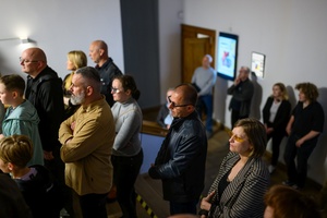 Wernisaż wystawy "Ślad człowieka" w cyklu Wernisaże Dzień po Dniu - Publiczność podczas przemowy na otwarciu