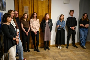 Wernisaż wystawy "Ślad człowieka" w cyklu Wernisaże Dzień po Dniu - Autorzy wystawy podczas przemowy na otwarciu