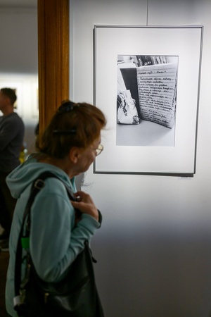 Wernisaż wystawy "Ślad człowieka" w cyklu Wernisaże Dzień po Dniu - Publiczność wystawy oglądająca fotografie