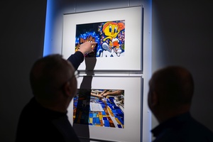 Wernisaż wystawy "Ślad człowieka" w cyklu Wernisaże Dzień po Dniu - Publiczność wystawy oglądająca fotografie