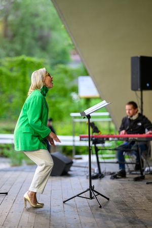 Koncert Chóralne Majówki: Chór Fox Vox - Na pierwszym planie, na scenie dyrygentka Chóru Fox Vox Anna Podkościelna-Cyz, w tle grający na klawiszach Piotr Niedojadło