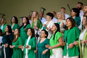 Koncert Chóralne Majówki: Chór Fox Vox - Na scenie śpiewający Chór Fox Vox