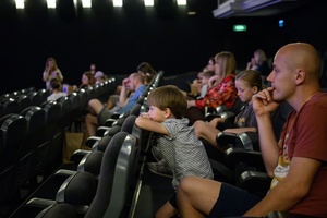 40. TNF: Dzień 2 (23.05.26) - Najmłodsi widzowie w oczekiwaniu na projekcję filmu "Ryjówka Przeznaczenia" w sali kinowej