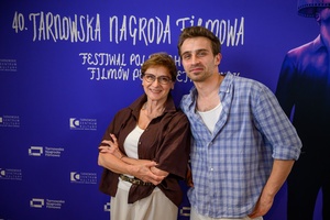 40. TNF: Dzień 3 (24.05.26) - W hallu Marzenia, pozujący na ściance festiwalowej aktor Jędrzej Hycnar