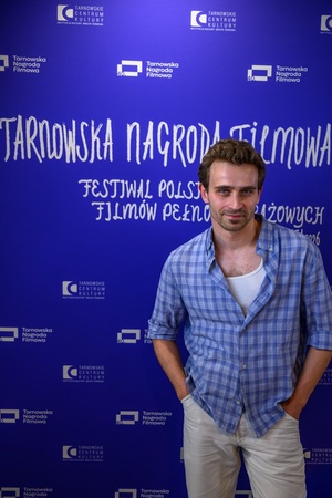 40. TNF: Dzień 3 (24.05.26) - W hallu Marzenia, pozujący na ściance festiwalowej aktor Jędrzej Hycnar