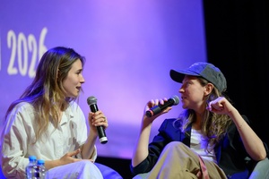40. TNF: Dzień 3 (24.05.26) - Na scenie Marzenia (od lewej) aktorka Zofia Wichłacz i producentka Olga Chajdas podczas spotkania z widzami po projekcji filmu "Zima pod znakiem wrony"