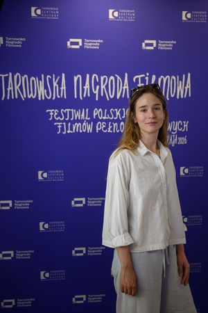 40. TNF: Dzień 3 (24.05.26) - W hallu Marzeniu, pozująca na ściance festiwalowej aktorka Zofia Wichłacz