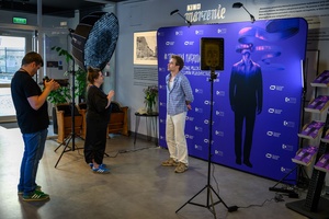 40. TNF: Dzień 3 (24.05.26) - W hallu Marzenia, pozujący na ściance festiwalowej aktor Jędrzej Hycnar