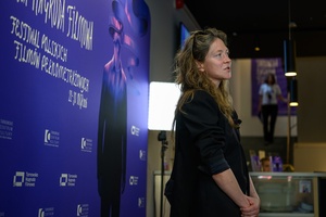 40. TNF: Dzień 3 (24.05.26) - W hallu Marzeniu, pozująca na ściance festiwalowej producentka Olga Chajdas