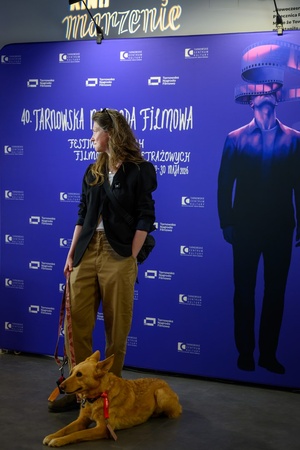 40. TNF: Dzień 3 (24.05.26) - W hallu Marzeniu, pozująca na ściance festiwalowej producentka Olga Chajdas
