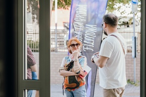 40. TNF: Dzień 4 (25.05.26) - Widzowie przed wejściem do Marzenia  przybywający na kolejne projekcje konkursowe