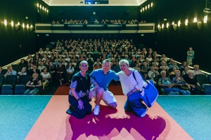 40. TNF: Dzień 4 (25.05.26) - Na scenie twórcy filmu "Miłe kobiety" podczas pozowania do wspólnego zdjęcia z widzami