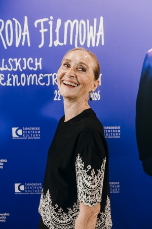 40. TNF: Dzień 4 (25.05.26) - W hallu kina na ściance festiwalowej aktorka z filmu "Miłe kobiety" Lidia Bogaczówna