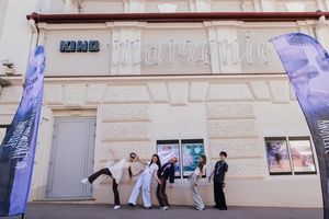 40. TNF: Dzień 4 (25.05.26) - Jury Młodzieżowe i wolontariusze przed kinem Marzenie