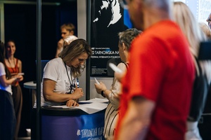 40. TNF: Dzień 4 (25.05.26) - W hallu kina licznie przybyła publiczność na film "Miłe kobiety"
