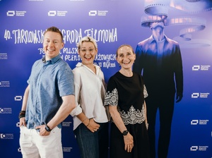 40. TNF: Dzień 4 (25.05.26) - W hallu kina na ściance festiwalowej twórcy filmu "Miłe kobiety"