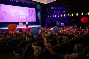 40. TNF: Dzień 5 (26.05.26) - Najmłodsi widzowie w sali kinowej podczas zabaw i animacji przed seansem