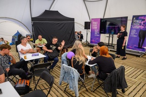 40. TNF: Dzień 8 (29.05.26) - Filmowy Rynek: uczestnicy quizu wiedzy o polskim kinie w namiocie festiwalowym