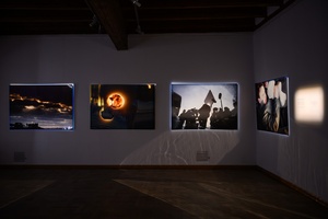 40. TNF: Dzień 8 (29.05.26) - Fragment wystawy fotografii Piotra Jaxy - Remebering Kieślowski w Galerii TCK