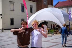40. TNF: Dzień 8 (29.05.26) - Filmowy Rynek: popierający go młodzi ludzi na tle namiotu festiwalowego
