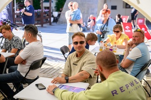 40. TNF: Dzień 8 (29.05.26) - Filmowy Rynek: uczestnicy quizu wiedzy o polskim kinie w namiocie festiwalowym