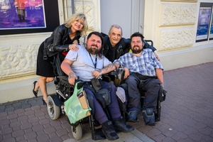 40. TNF: Dzień 8 (29.05.26) - Przed Marzeniem aktorka Małgorzata Bogdańska i reżyser Marek Koterski pozujący do wspólnej fotografii z fanami