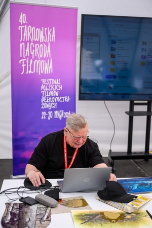 40. TNF: Dzień 8 (29.05.26) - Filmowy Rynek: Eugeniusz Gordziejuk w trakcie prowadzenia warsztatu animacji filmowej w namiocie festiwalowym