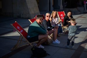 40. TNF: Dzień 8 (29.05.26) - Filmowy Rynek: mieszkańcy Tarnowa korzystający z krótkiego odpoczynku w Orlenowej strefie chillu