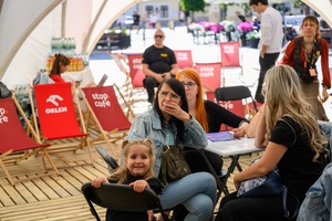 40. TNF: Dzień 8 (29.05.26) - Filmowy Rynek: uczestnicy quizu wiedzy o polskim kinie w namiocie festiwalowym
