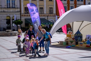 40. TNF: Dzień 8 (29.05.26) - Filmowy Rynek: Najmłodsi uczestnicy warsztatów przybywający do festiwalowego namiotu