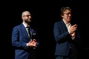 40. TNF: Gala Wręczenia Nagród - Na scenie Marzenia (od lewej): Prezes Gemini Park Tarnów Krzysztof Kryczka i juror Daniel Bloom oklaskujący Wojciecha Smarzowskiego