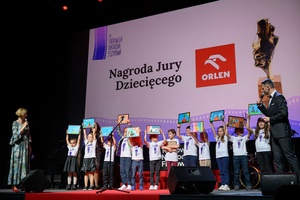 40. TNF: Gala Wręczenia Nagród - Na scenie Marzenia Jury Dziecięce 40. TNF wraz z opiekunkami po odczytaniu werdyktu z uniesionymi swoim rysunkami, które trafią do producenta bajki "Uziemieni"