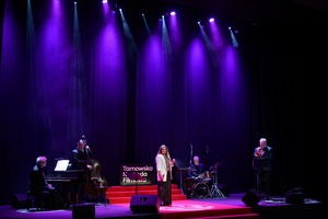40. TNF: Gala Wręczenia Nagród - Na scenie Marzenia trio Andrzeja Jagodzińskiego z wokalistką Agnieszką Wilczyńską i trębaczem Robertem Majewskim występujący na zakończenie Gali