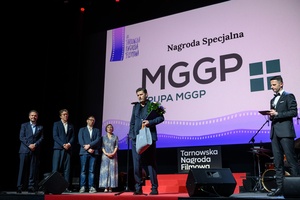 40. TNF: Gala Wręczenia Nagród - Na scenie Marzenia reżyser filmu "Brat" Maciej Sobieszczański dziękujący za przyznanie Nagrody Specjalnej, w tle przedstawiciele Jury 40. TNF