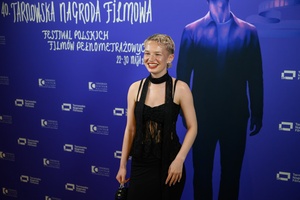 40. TNF: Gala Wręczenia Nagród - Przedstawicielka Jury Młodzieżowego 40. TNF na ściance festiwalowej w hallu Marzenia